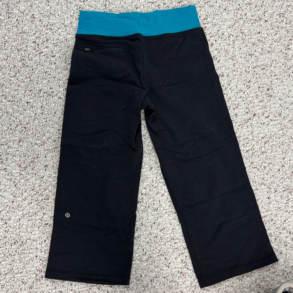 Lululemon Black and Teal Cropped Workout Bottoms size 6